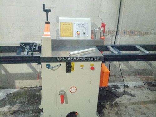 半自動鋁材切割機(jī)
